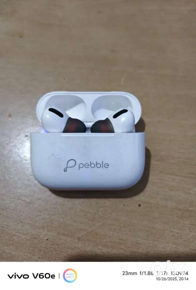 Pebble high quality ear phone wire less branded sounds good to hear