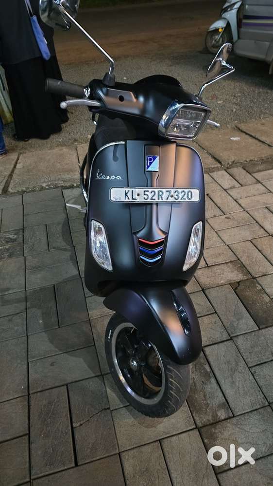 Vespa sxl matt black