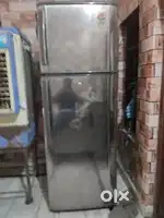 Double door frize samsung good working condition. The size is 319 litr