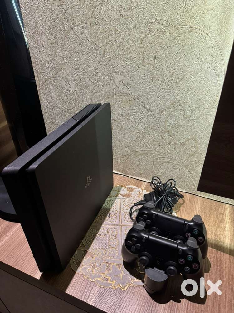 Ps4 slim 500gb, with 4 controllers, 18 games, and vr vision head set.