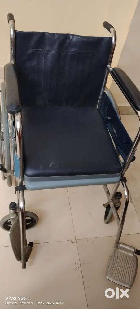Commode wheelchair