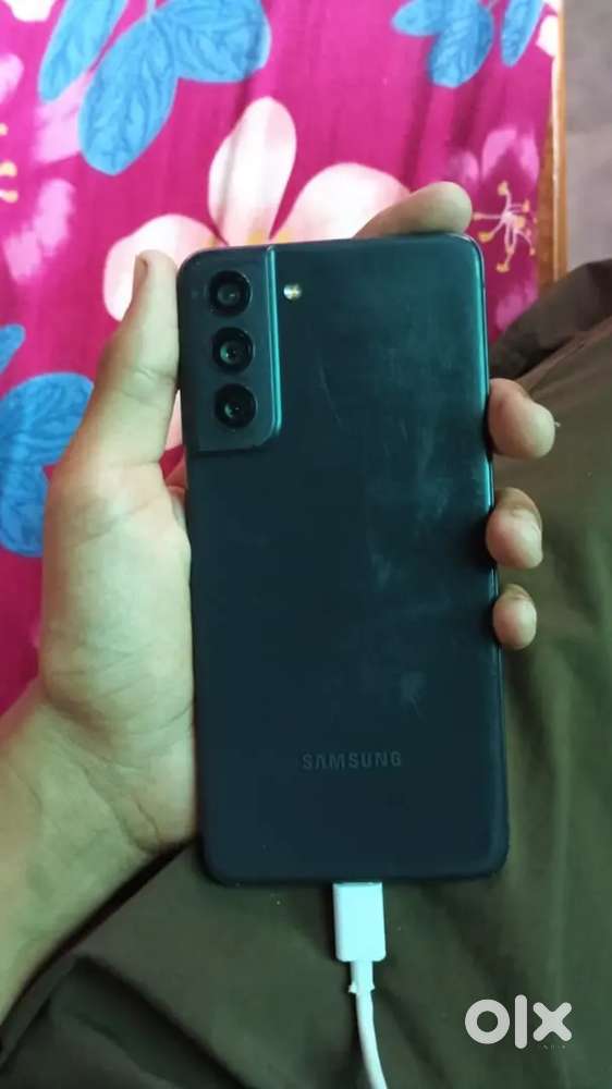 Samsung s21 for sale small scratches on side and back 8,256gb storage