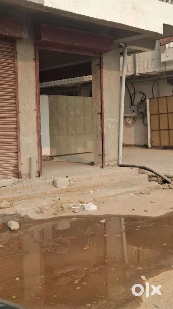 Ground floor shop 200 sqft ready to move