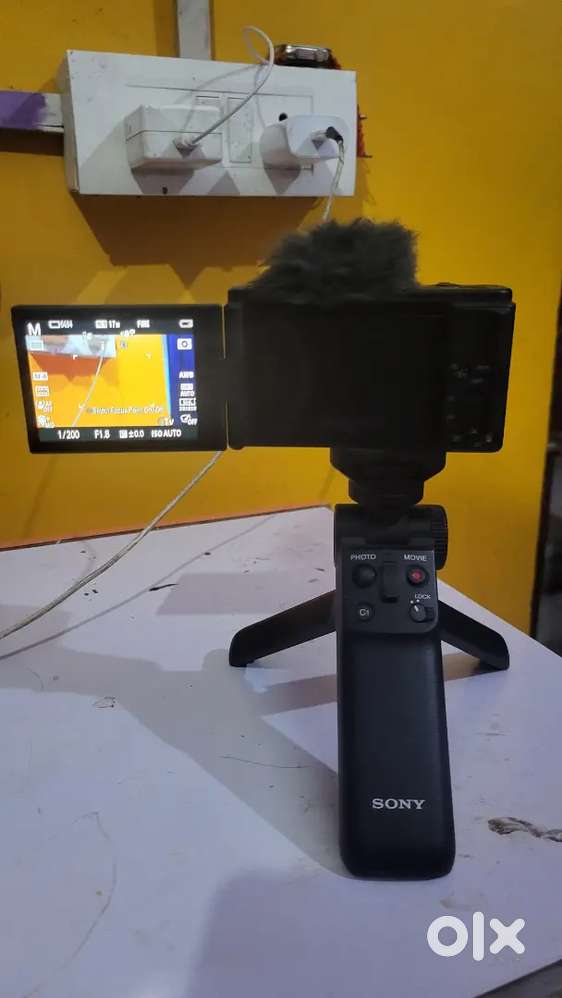 Sony Zv1 vlogging camera with Tripod