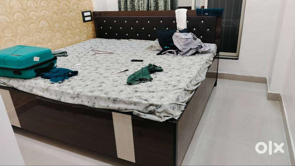 King bed with mattress