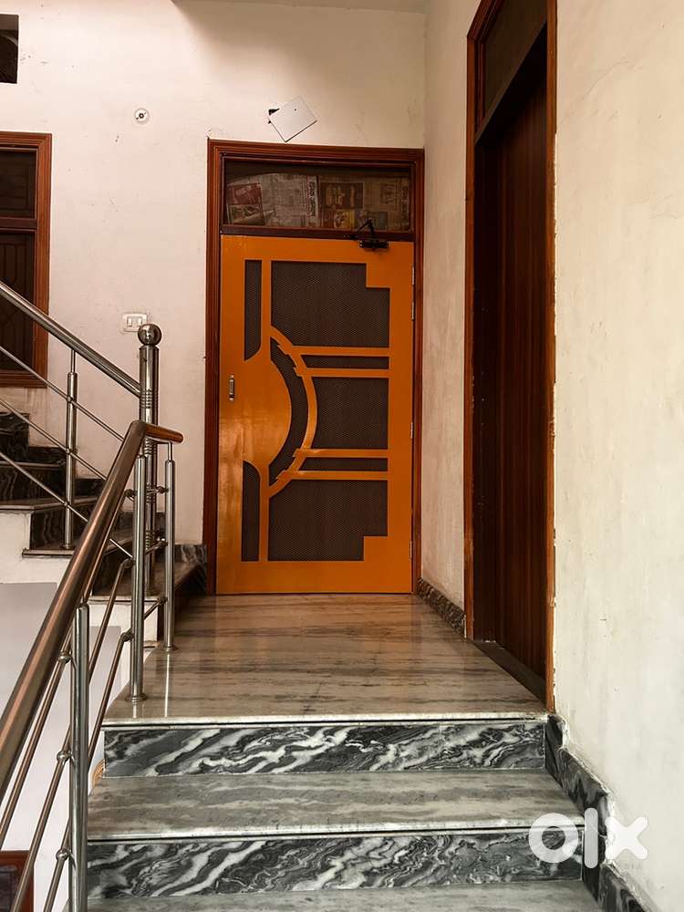 3 BHK floor for rent