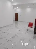 700sq feet में बना हुआ हाल उपलब्ध है कचहरी के पास