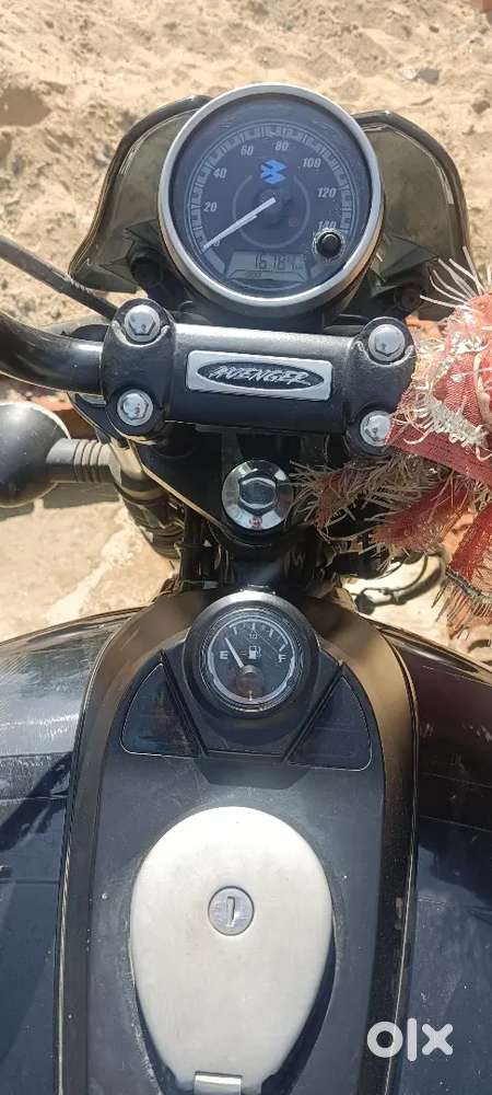बजाज अवेंजर 160 स्ट्रीट ब्लैक