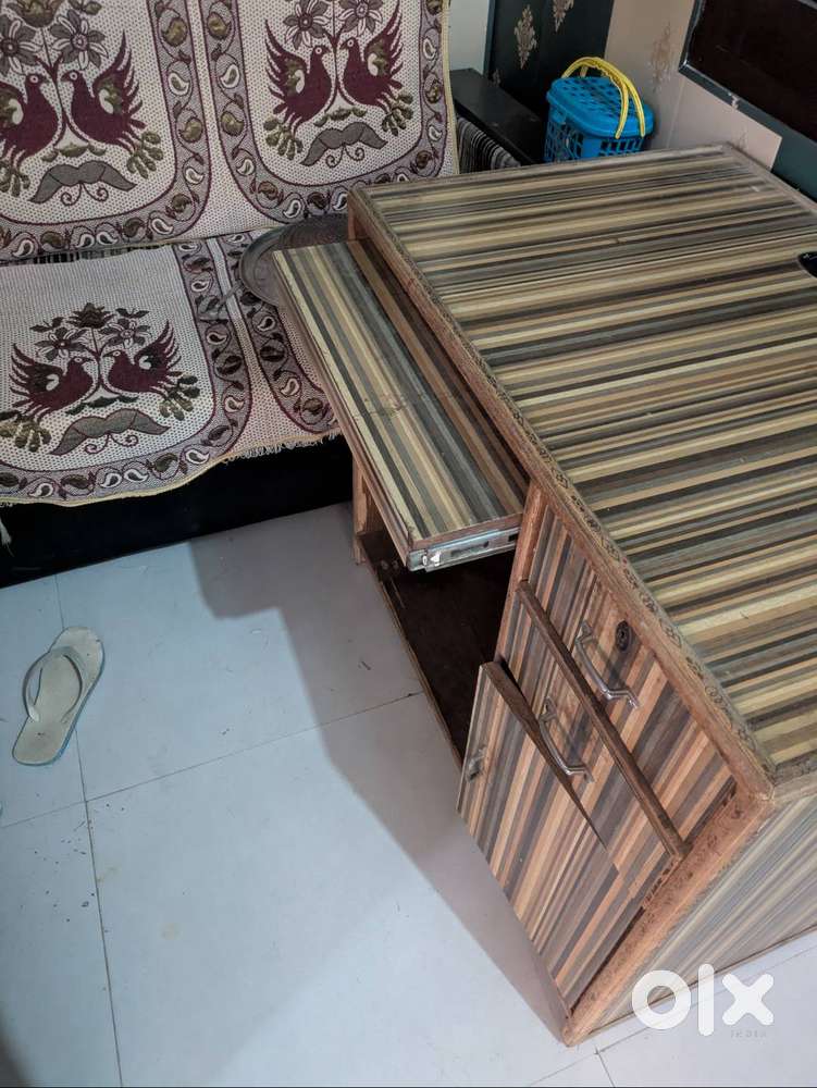 Computer table