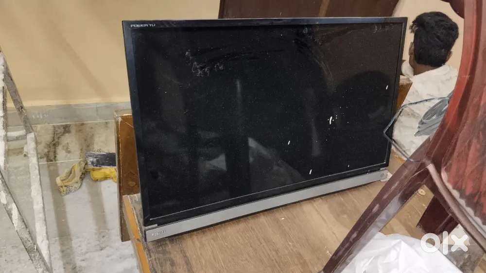 TOSIHBA LCD 32 INCHES T.V