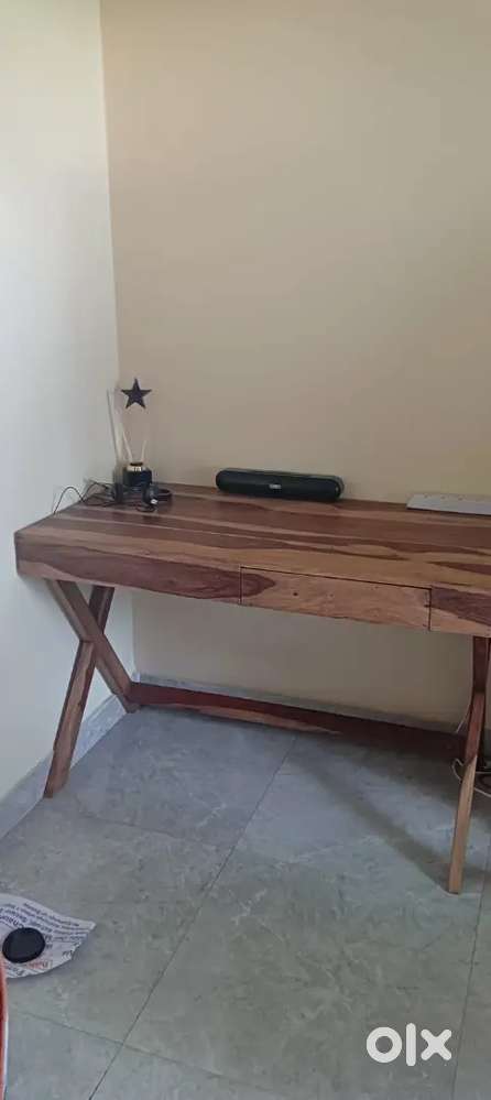 Spacious Study / Laptop Table