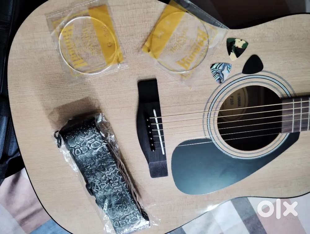 YAMAHA F280 GUITAR WITH PADDED BAG,PICK,EXTRA STRINGS,STRAP.Brand New.