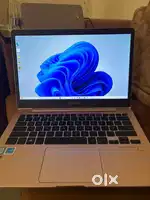 Asus zenbook 13 inch i5/8gb:/256gb SSD