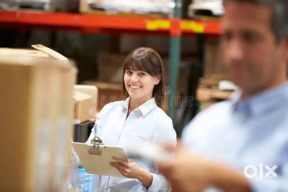 वेयरहाउस में पैकिंग और स्कैनिंग का काम