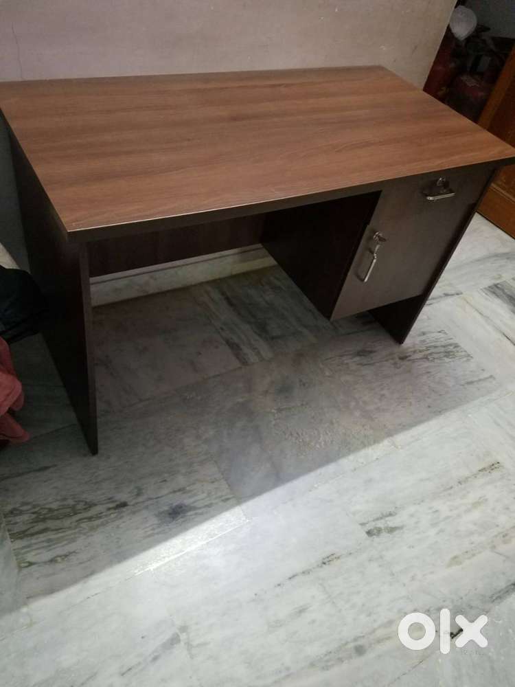 Computer table