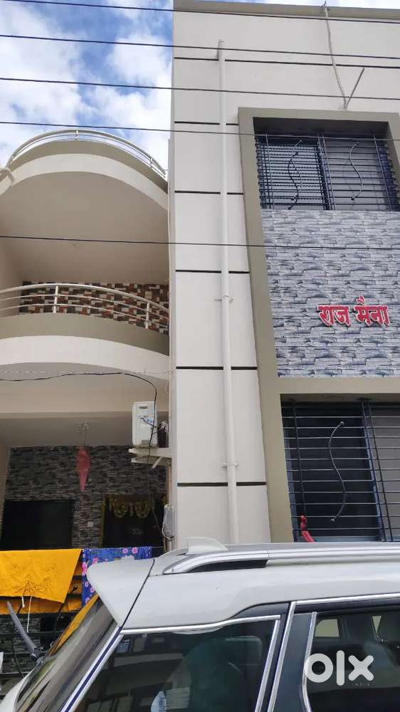 रो हाऊस बेचना है