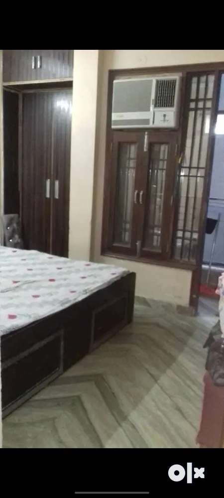Single room available in 3bhk, washroom and kitchen comman