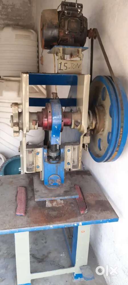 Slipper making machine