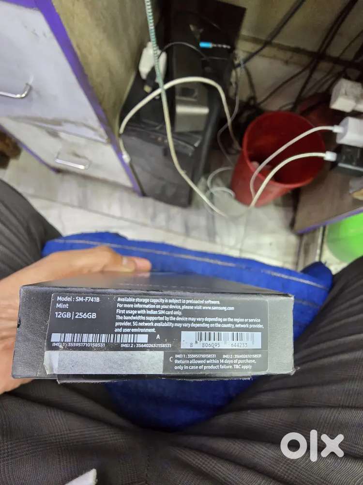 Samsung galaxy Zflip 6 mint colour excellent condition out of wrnty