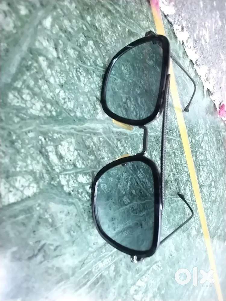 Stylish Men black blue shade sunglasses