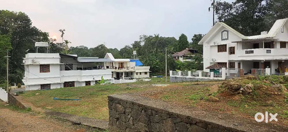 പാലായിൽ മെയിൻ റോഡ് അരികിൽ പ്ലോട്ടുകൾ