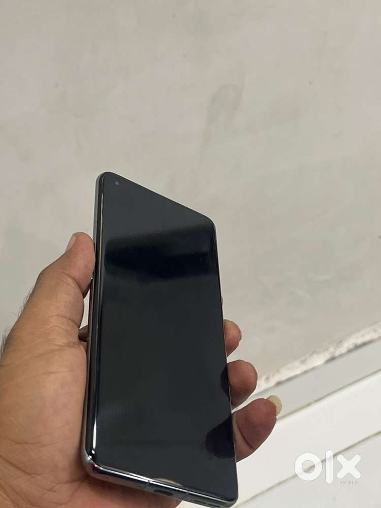 11.  8/128GB.