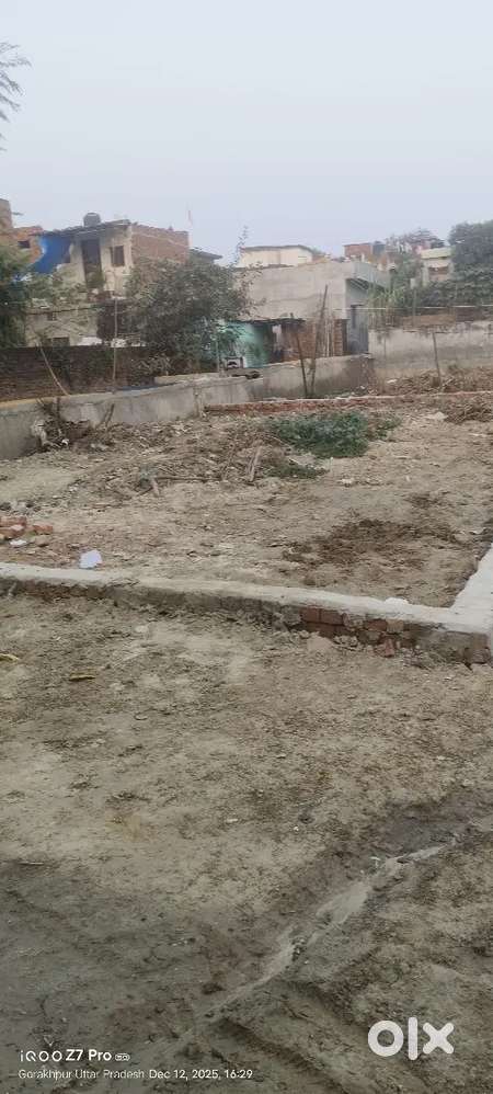 यह प्लॉट पादरी बाजार पुलिस चौकी से मात्र 700 मीटर अंदर हैं