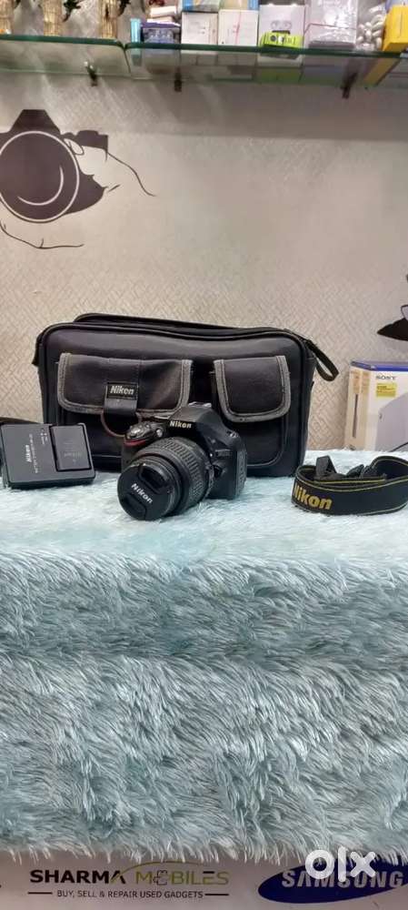 Nikon 5200 dslr camera good condition with bag strap battery