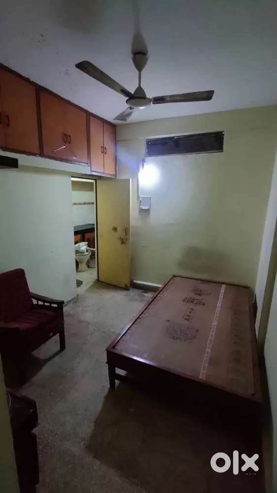 Urgently need of 1 female room partner in sharing