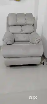 Motorized recliner single seater