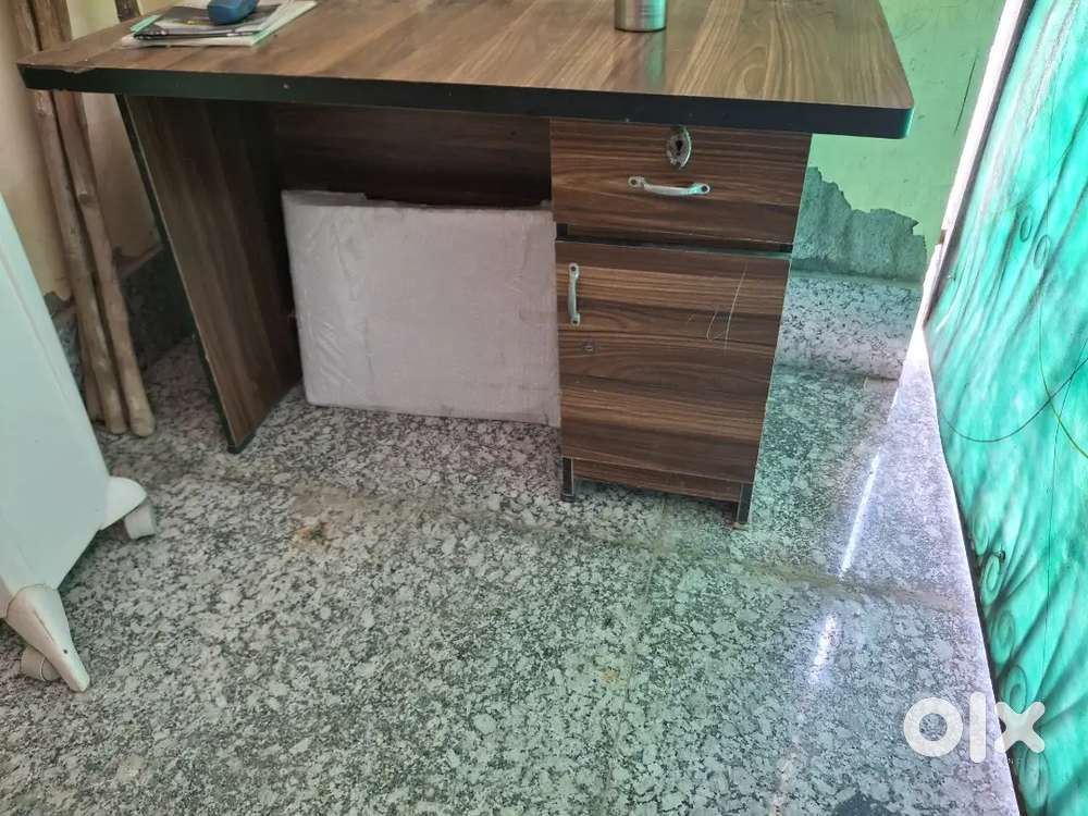 Office table 4×2  lamination boad new condition