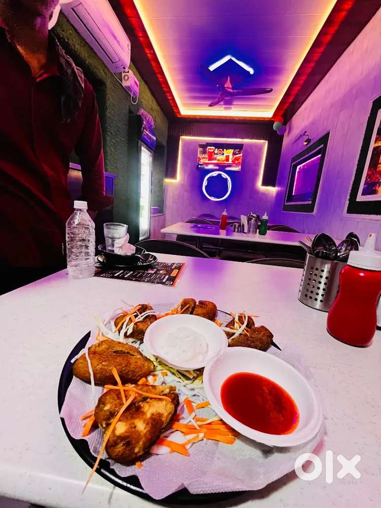 Helper chahiye resturent mai service and cutting bhi krle