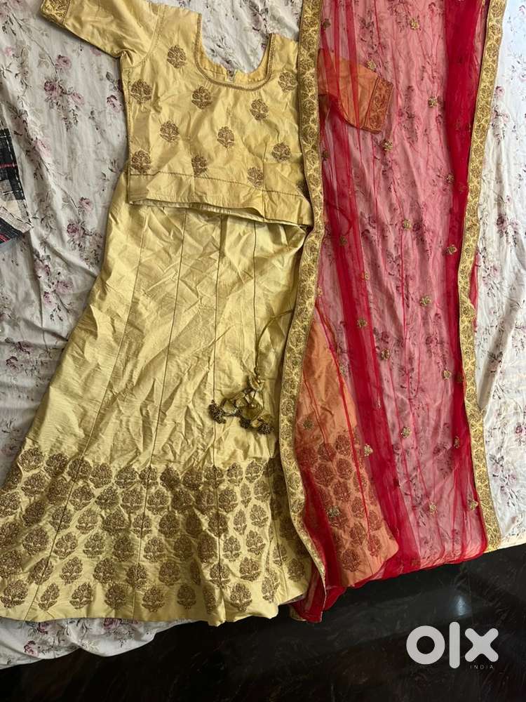 Lehenga with contrast shawl