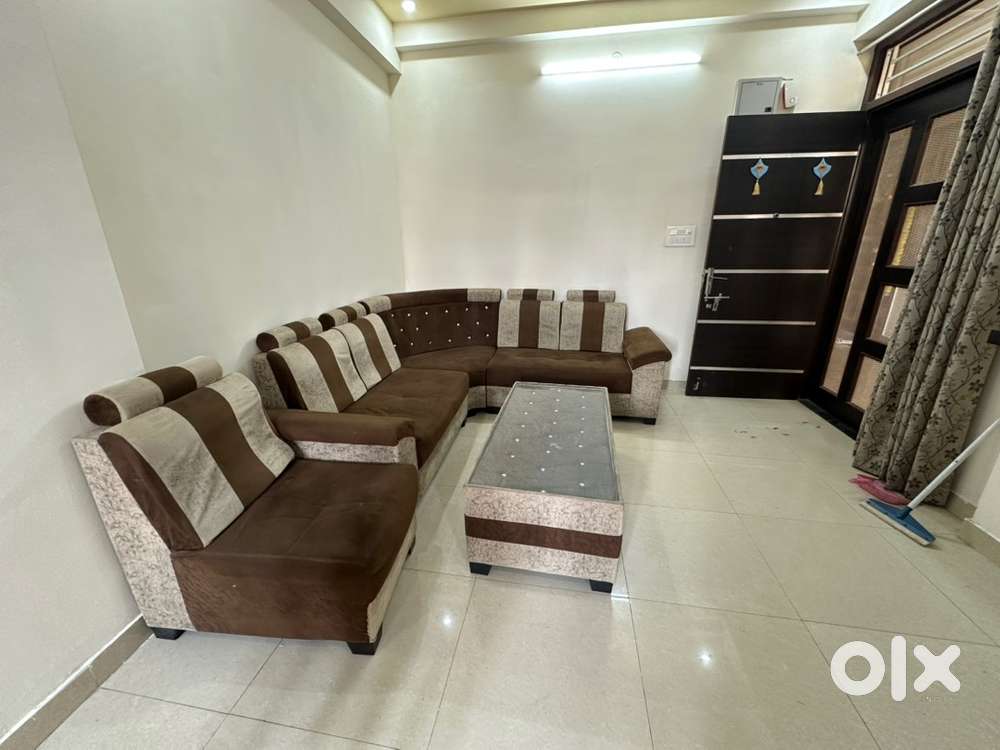 Fully furnished flat good location near park school