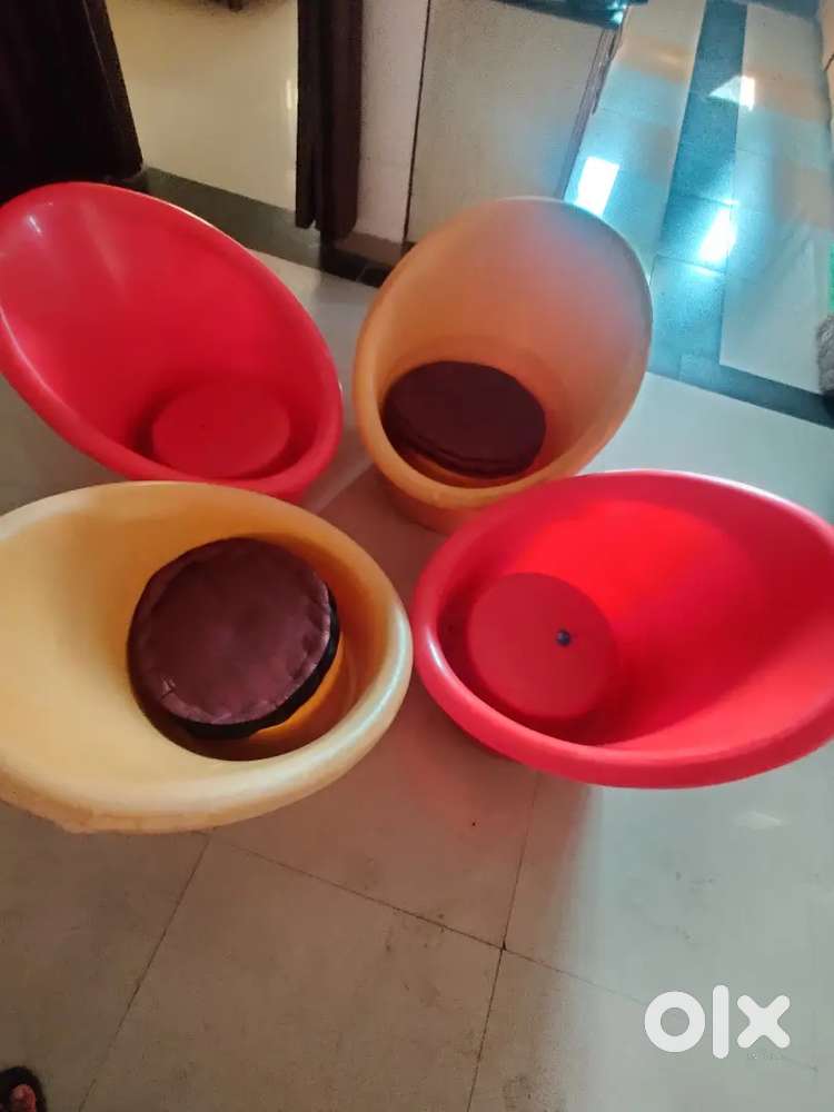 Plastic tub chair