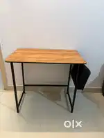 Pristine quality study table with side storage pocket