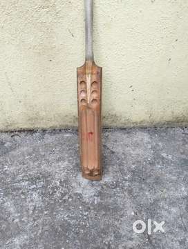 A good and light weight soft tennis bat