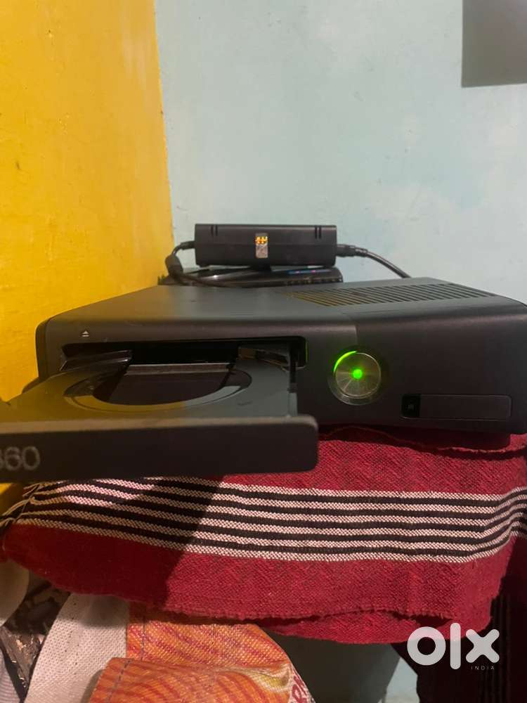XBOX360 with full sit + 35 games