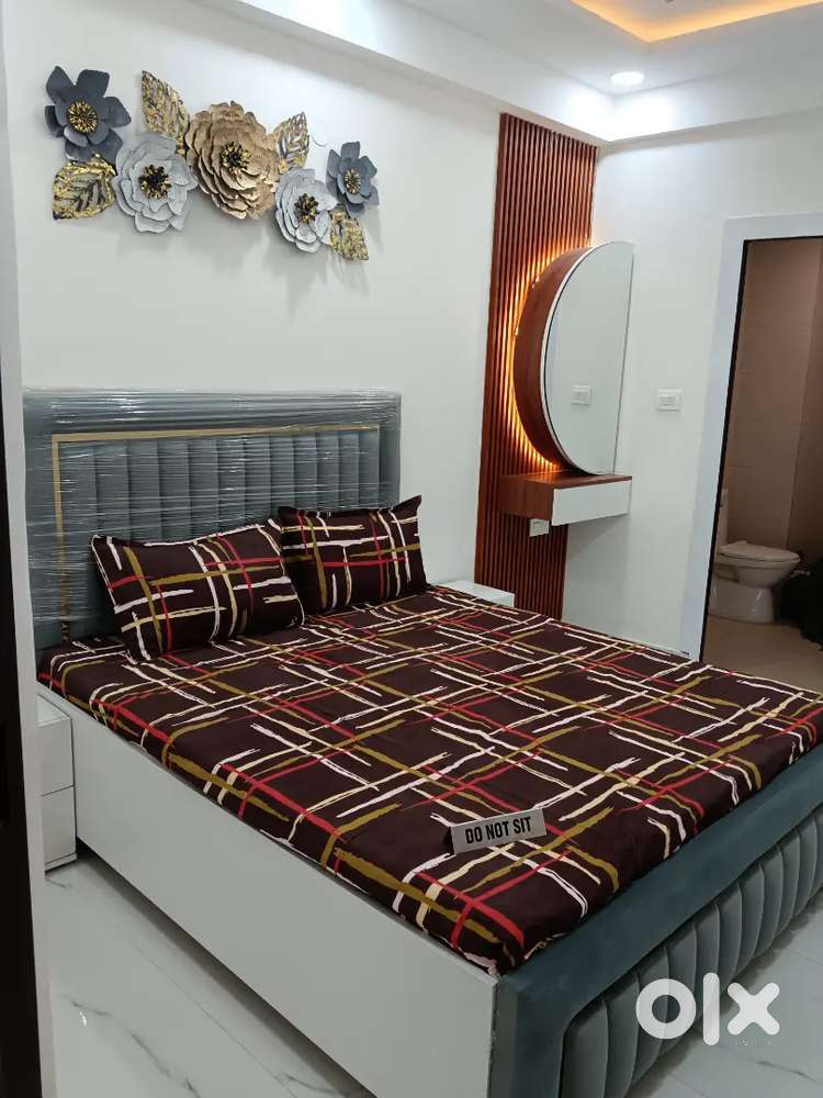 Ready to move 3 bhk flat available gaur Malbury Mention road par