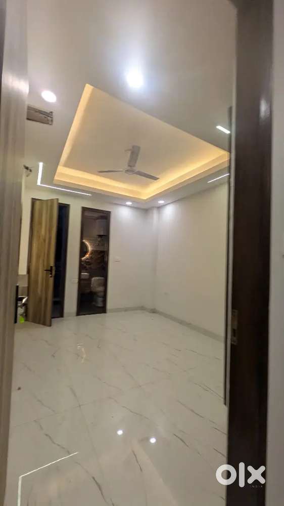 For sale fully ventilation amd center location near gaur city