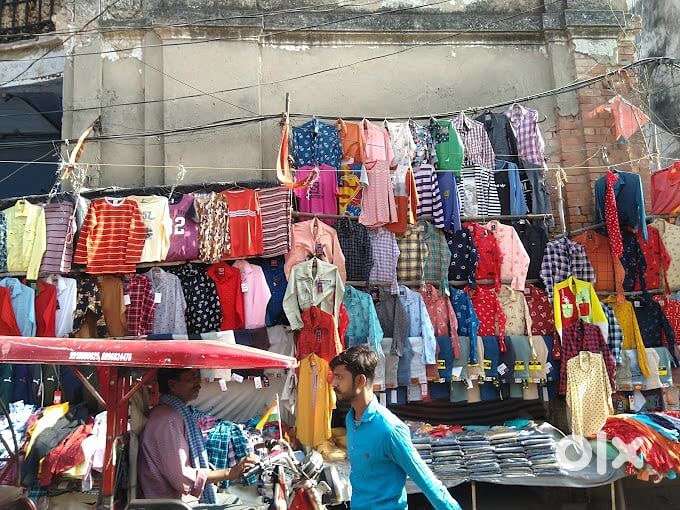 Road side Pe Jakets Shoes Sale Karne Ke liye Ladka Chaiye