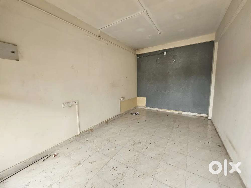 തൃശ്ശൂർ  റെയിൽവേ സ്റ്റേഷനിൽ പുറകിൽ 200 sqft  ഓഫീസ് മുറി വാടകയ്ക്ക്