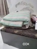 3 gadla and 4 pillow included