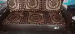 बहुत अच्छा सोफा सेट है जगह की तंगी से बेच रहे हैं