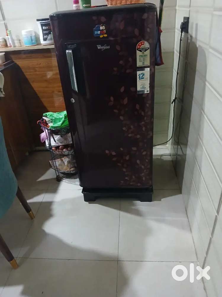 Worlpool fridge 200 liters maintain in good condition