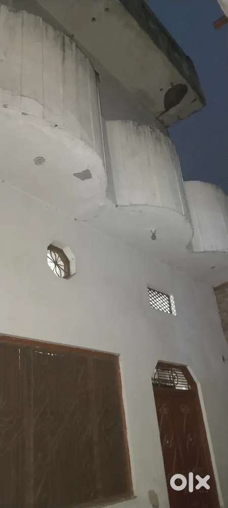 Hamare ghar mein 4 room Hain 2 niche 2 uper Hain Gali ke last mein hai