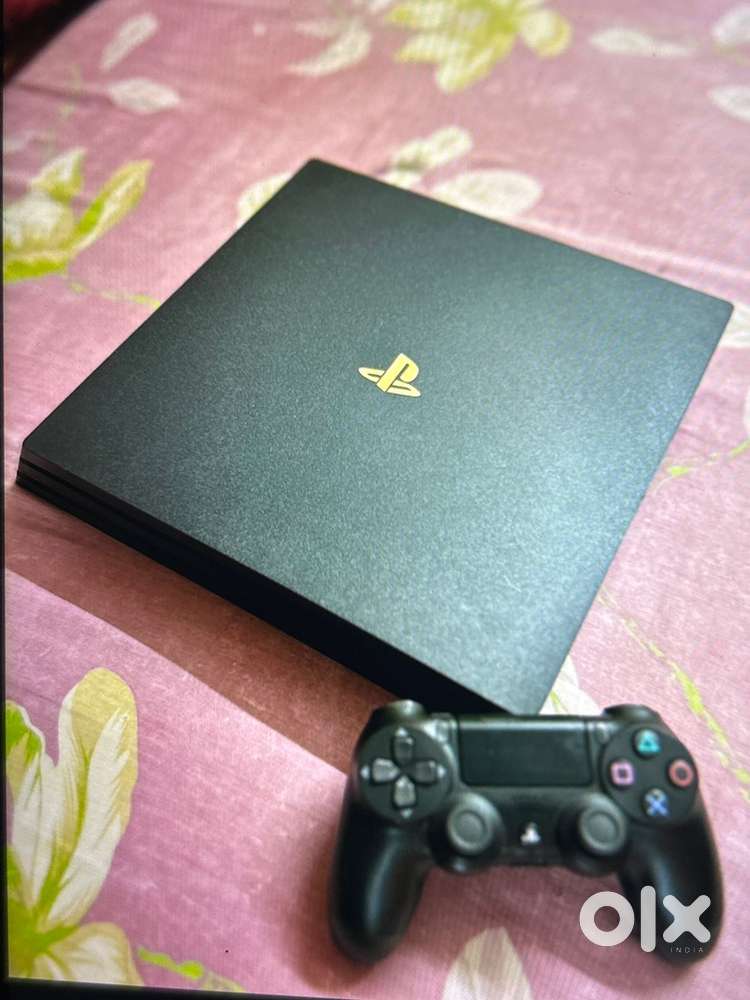 PS4 pro 1 tb + 15 to 20 games and 2 controllers