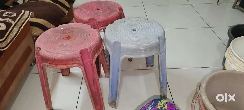 7 મોટી ડોલ અને 3 મજબૂત ટેબલ સ્ટૂલ વેચવાના છે