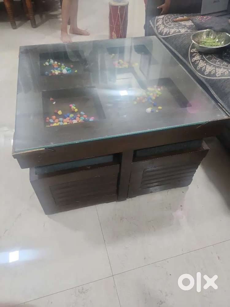 Centre Table with 4 stools