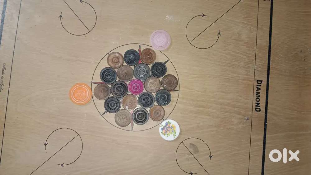 carrom pucks with 3 strikers